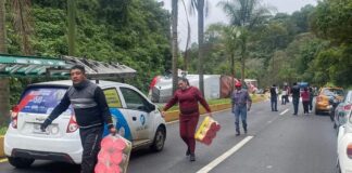 Se vuelca tráiler en el bulevar Xalapa-Coatepec y es objeto de rapiña .