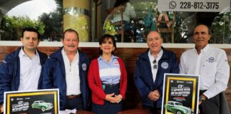 Asiste a Exposición de Autos Antiguos y apoya a Cáritas de Xalapa