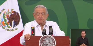 López Obrador visita base naval de Acapulco y desde un buque ve el desastre que dejó Otis.