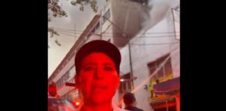Sandra Cuevas en pleno incendio ayudó al desalojo de mercancía de comerciantes afectados.