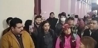Familiares de personas desaparecidas corren al encargado de Segob Veracruz por intentar justificar a Cuitláhuac García .