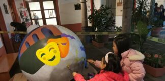 Alistan esfera navideña del Ayuntamiento para la caravana Coca Cola en Xalapa