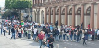 Estudiantes toman centro histórico de Xalapa en demanda de infraestructura educativa.
