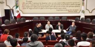 Atiende Ricardo Ahued a vecinos de la colonia Renacimiento .