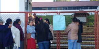 Madres de familia de Tlacolula toman instalaciones de la SEV.