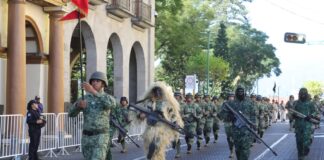 Marchan más de tres mil en desfile cívico militar en Xalapa