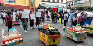 Vendedores ambulantes demandan liberación de compañero cerrando centro histórico de Xalapa.