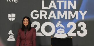 Laura Pausini afirma que no dejará de cantar en español porque tiene raíces latinas .