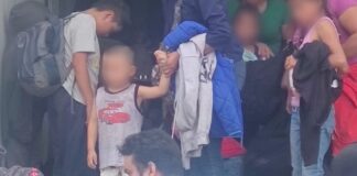 Abandonan a 215 personas migrantes en la caja de un tráiler en Cosamaloapan, Veracruz