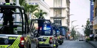 Policías de Córdoba agreden a motociclista y su pareja.