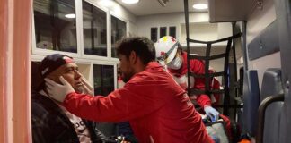 Policías golpean a reporteros porque supuestamente cubrían una detención arbitraria .