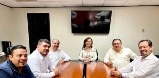 Rocío Nahle se reúne con líderes magisteriales de la entidad.