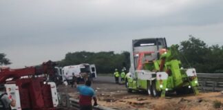 Saldo de 5 personas muertas deja accidente carretero en Cosamaloapan.