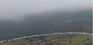 Kilométrica fila de autos varados en Cumbres de maltrata.