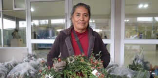 Desde 2007, mujeres de El Conejo venden adornos navideños en espacios UV