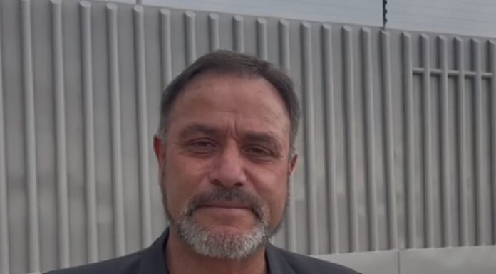 Adrián LeBarón denuncia irrupción de sicarios en casa de su sobrino en Chihuahua.