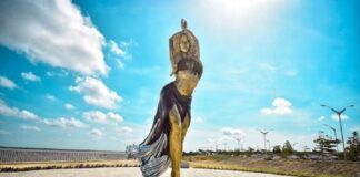 Desvelan escultura de Shakira en su natal Barranquilla .
