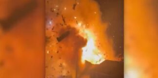 Casa explota en Arlington cuando la policía intentaba un cateo. #Video