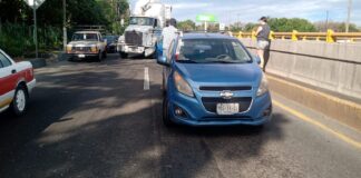 Caos vial en Lázaro Cárdenas rumbo a Veracruz tras aparatoso accidente.