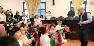 Le cantan La Rama navideña a Ricardo Ahued.