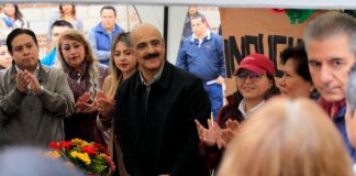 Entrega Ricardo Ahued calles en la colonia Lealtad Institucional .