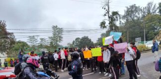 Estudiantes de Coatepec acusan a directora de autoritarismo e intimidación.