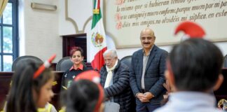 Recibe Ricardo Ahued a Coro Navideño.