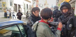 Estudiantes ebrios chocan su auto contra varias unidades en centro de Xalapa.