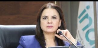 Julieta Río Venegas muestra de que lado masca la iguana.