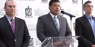 “He decidido hacerme a un lado para favorecer la paz y gobernabilidad”, declaró Orozco al renunciar.