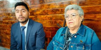 Madre de ex alcalde detenido acusa que fiscalía de Veracruz sigue frenando su liberación.