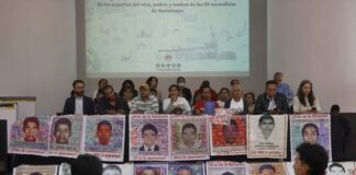 Padres y madres de los 43 desmienten a AMLO sobre Centro Prodh.