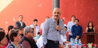 Entrega Ricardo Ahued domo en la colonia Independencia .