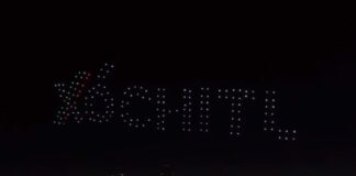 “Feliz Fin de AMLO 2024” aparece en el cielo con drones de Xochitlovers