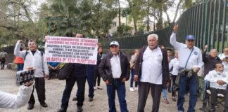 Extrabajadores portuarios amagan con quemar oficinas de Clínica 11 del IMSS