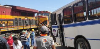Varias personas lesionadas por autobús que quiso ganarle al tren  #Xalapa.