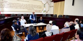 Atiende Ricardo Ahued a vecinos de la colonia Arboledas .