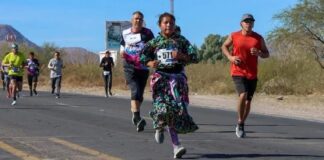 Descalifican a corredora rarámuri por usar tenis en la carrera de San Silvestre