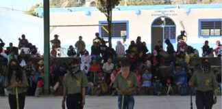 Niñas armadas en Guerrero .