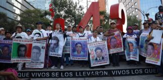 Ejército ha sido opaco y poco leal para esclarecer el Caso Ayotzinapa, acusan padres de los 43