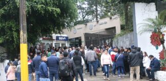 Trabajadores del SNTSA se manifestaron frente a SESVER por falta de pagos.