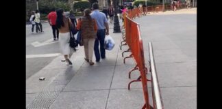 Hacen peatonal el Zócalo en CDMX y lo vallan; ni peatones pueden circular.