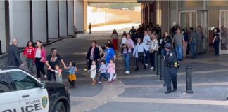 Reportan tiroteo en Iglesias de Texas y al parecer un atacante fue abatido.