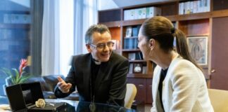 La rosa bendecida por el Papa Francisco fue entregada a Basílica de Guadalupe por Claudia Sheinbaum