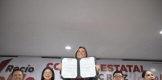 Rocío Nahle recibe constancia como candidata de unidad de Morena a Gubernatura de #Veracruz.
