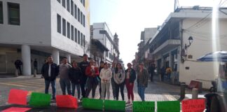 Estudiantes bloquean centro por cancelación de licenciatura en UV #Xalapa.