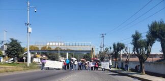 Ante el engaño del Gobierno de Veracruz Maestros y jubilados bloquean carretera con dirección a Xalapa.