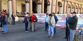 Ex ferrocarrileros exigen a AMLO cumpla con su compromiso de indemnizarlos.