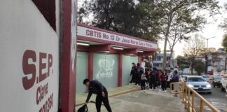 Madres y Padres de familia liberan el CBTIS 13 tras ser atendidos #Xalapa.