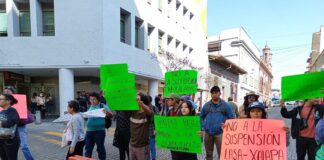 Estudiantes de Agroecología y Soberanía Alimentaria bloquean centro histórico de #Xalapa .